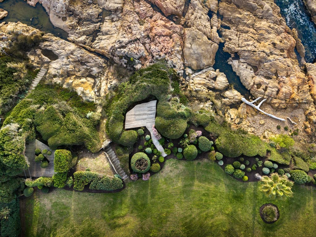 Vue aérienne d'un jardin méditerranéen taillé et entretenu par Parcs & Jardins, en bord de mer